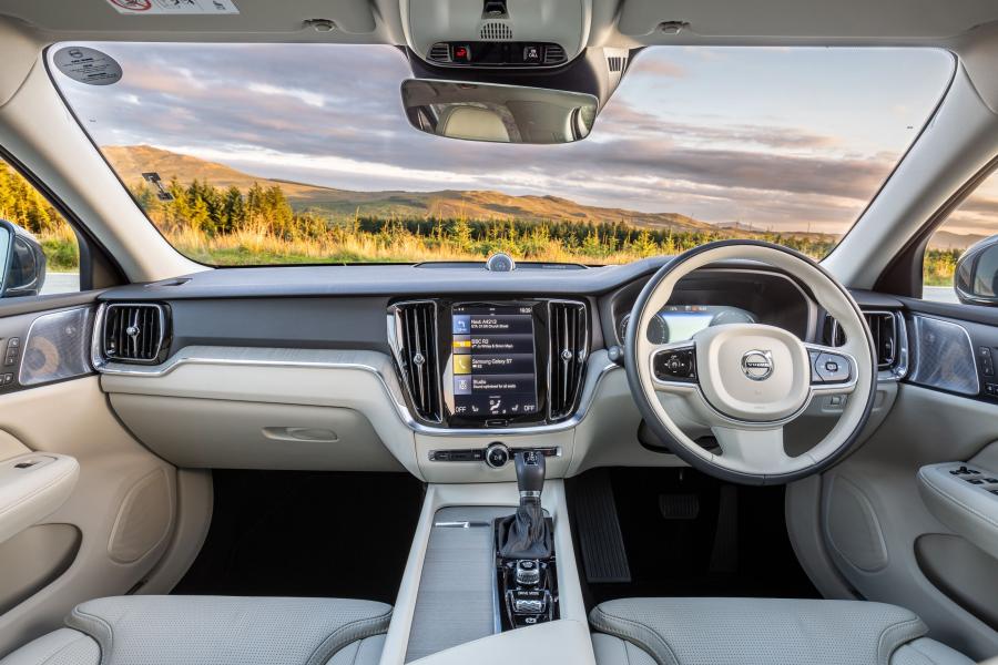 Торпедо Volvo V60 D3 Inscription 2018 года  (UK) (фото 4 из 40)